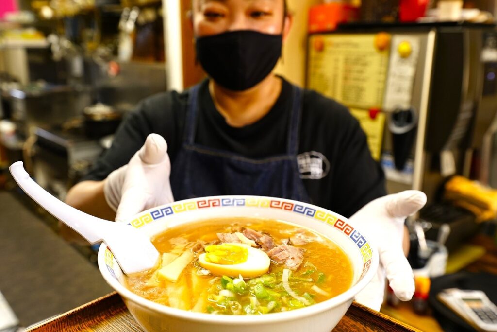 「こぐまん」のラーメンを提供する店主の美幸さん