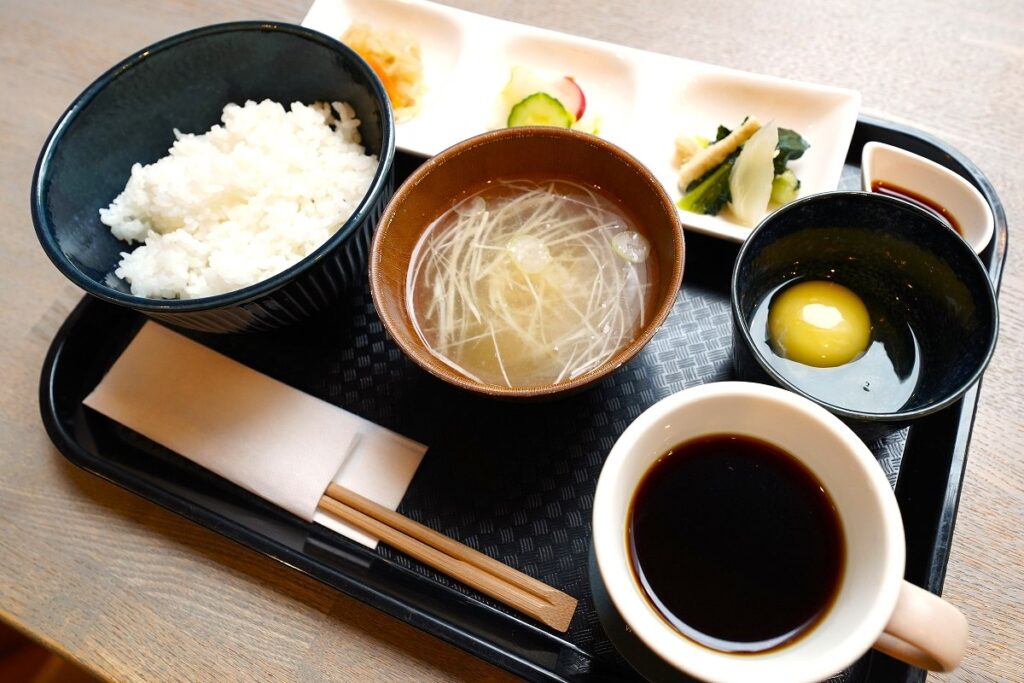 卵かけご飯が味わえる、朝食セットの和食