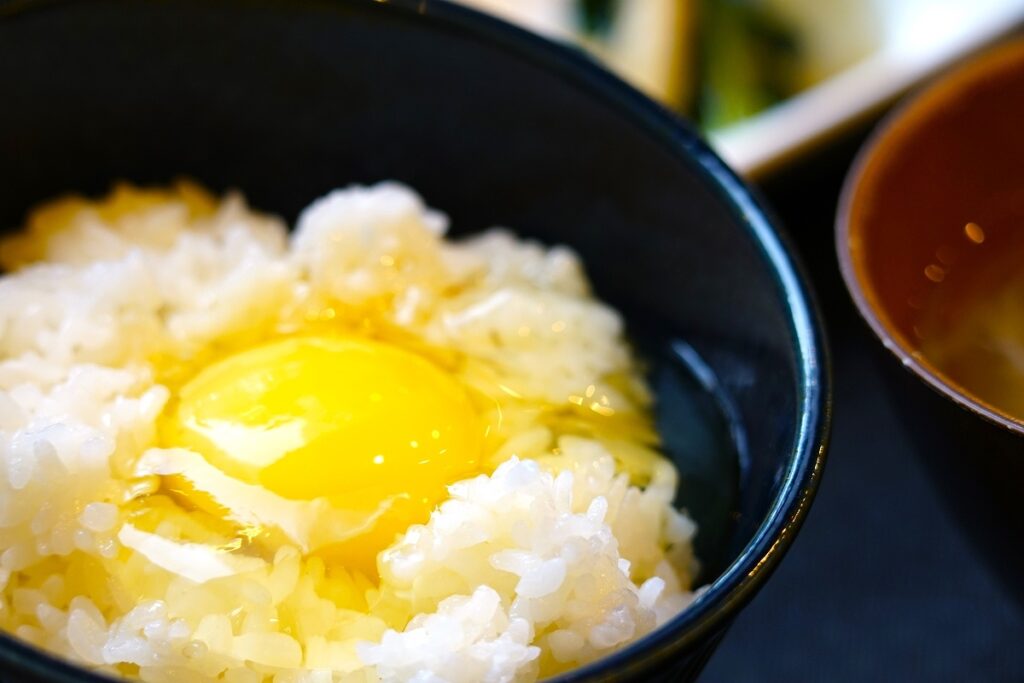 北海道産ななつぼしのご飯に「大雪なたまご」をかけた卵かけご飯