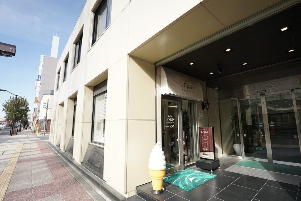 旭川市中心部のビル１階で営業しているラ・フェリーチェの店舗入り口