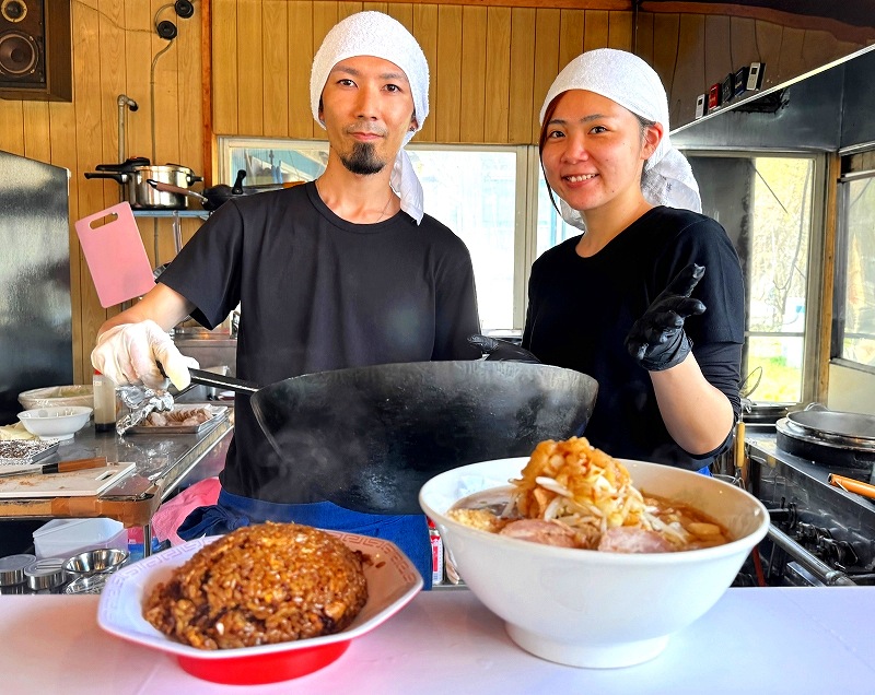 中華鍋を手に自慢のチャーハンとラーメンを紹介する片岡一磨さん（左）と妻の美柊さん