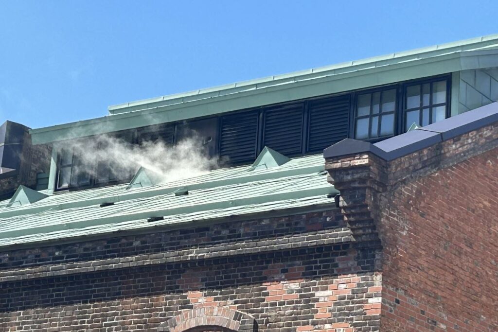 醸造所から立ち上がる湯気