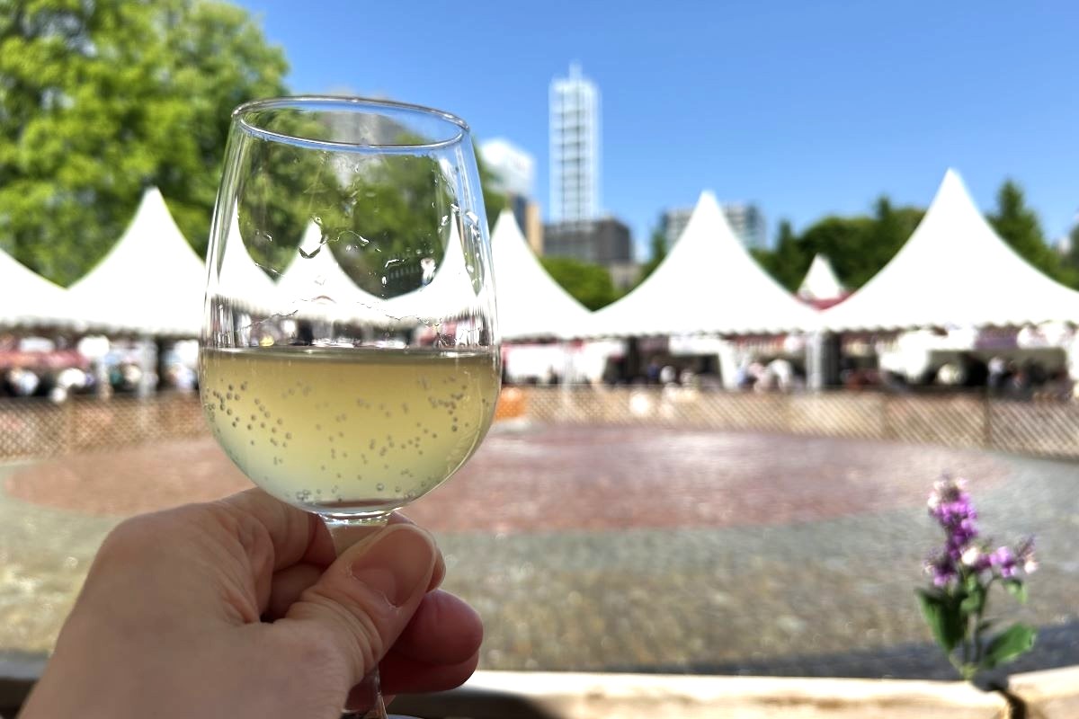 ｢ライラックワインガーデン2024｣開幕～北海道産ワイン200種以上も！～5/26まで札幌大通公園７丁目で