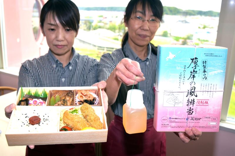 地元食材をふんだんにとりいれた「厚岸の風辨当」。懐かしい「ポリ茶瓶」もセット