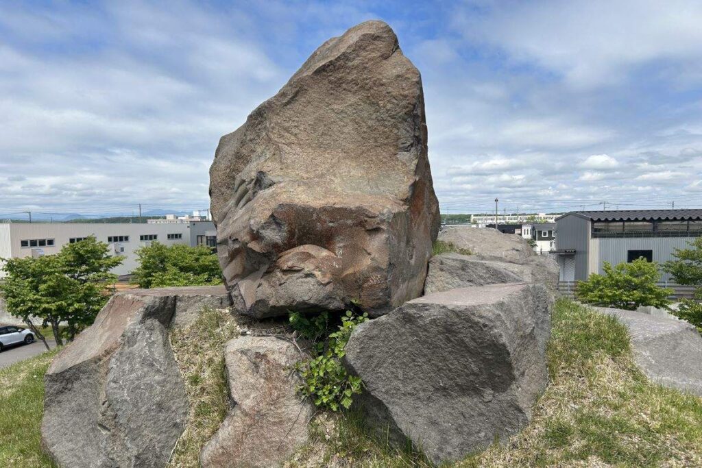 パワースポットともうわさされている丘の頂上の石