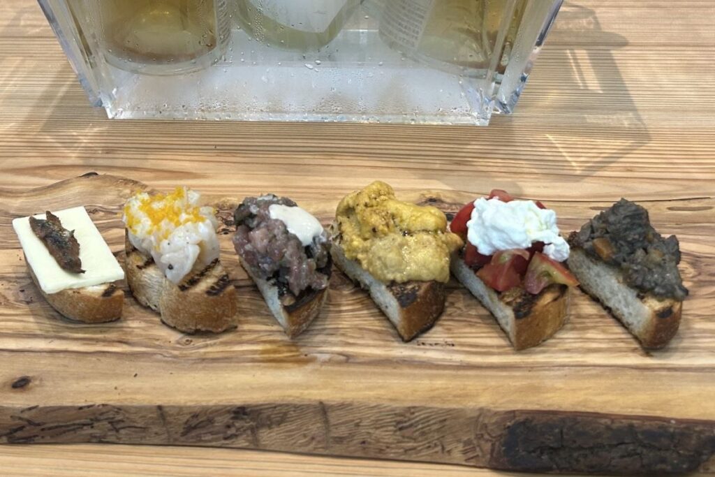 「発酵バターとアンチョビ」（左）や「本マグロのタルタル」（左から３番目）、「ウニ」（同４番目）などのブルスケッタ