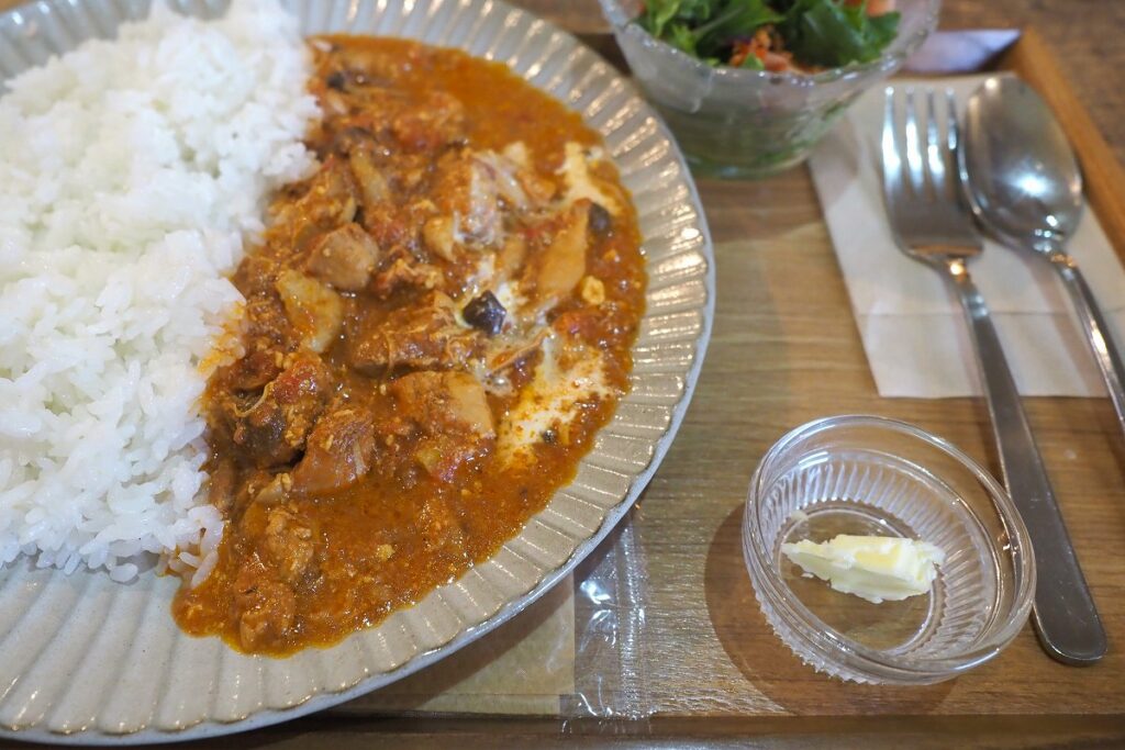 ランチ営業で提供しているバターチキンカレーと添えられた「フレーバーバター」（右下）