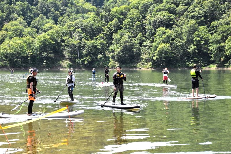 サップの安全な遊び方や指導法を学んだインストラクター養成講習会＝６月30日、チバベリ湖