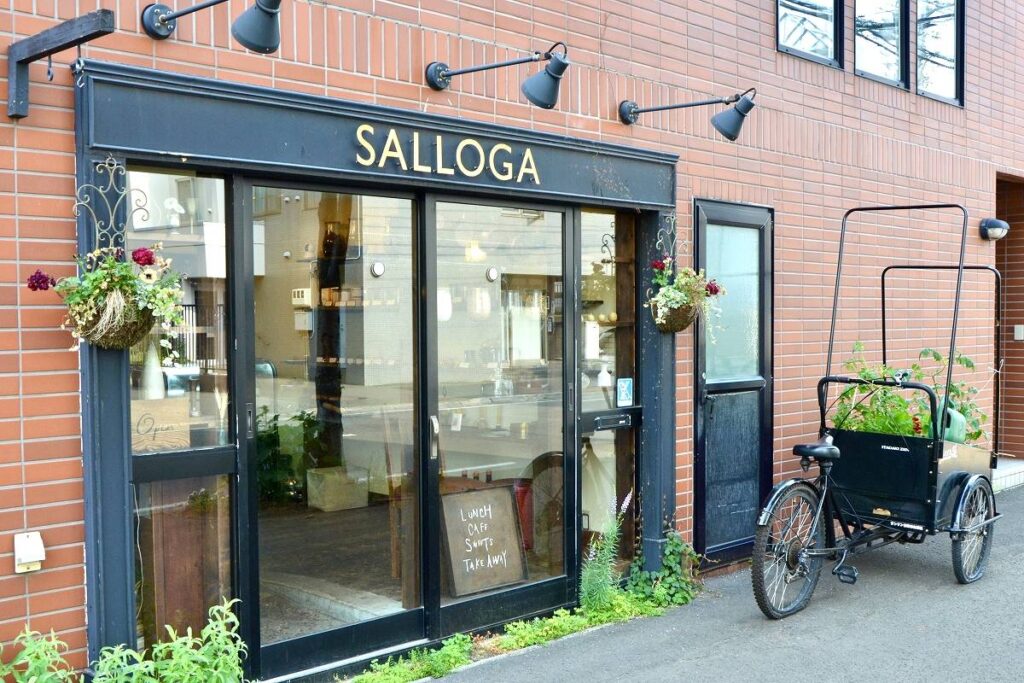 ２月にリニューアルオープンした「SALLOGA」の店舗外観