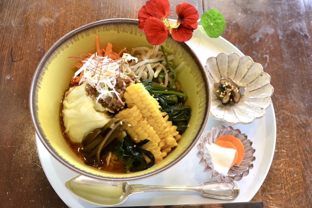 自社農園の野菜を中心に、具材たっぷりの「ヴィーガンみそラーメン」