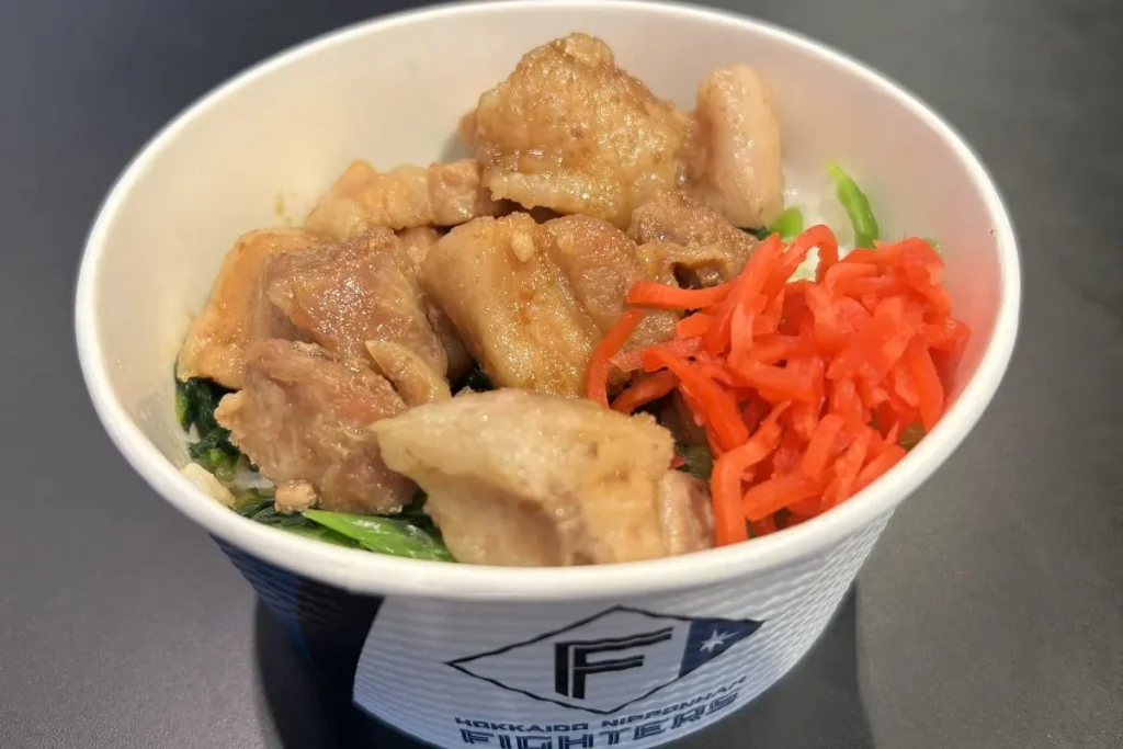 甘辛い角煮がたっぷりのラフテー風角煮丼