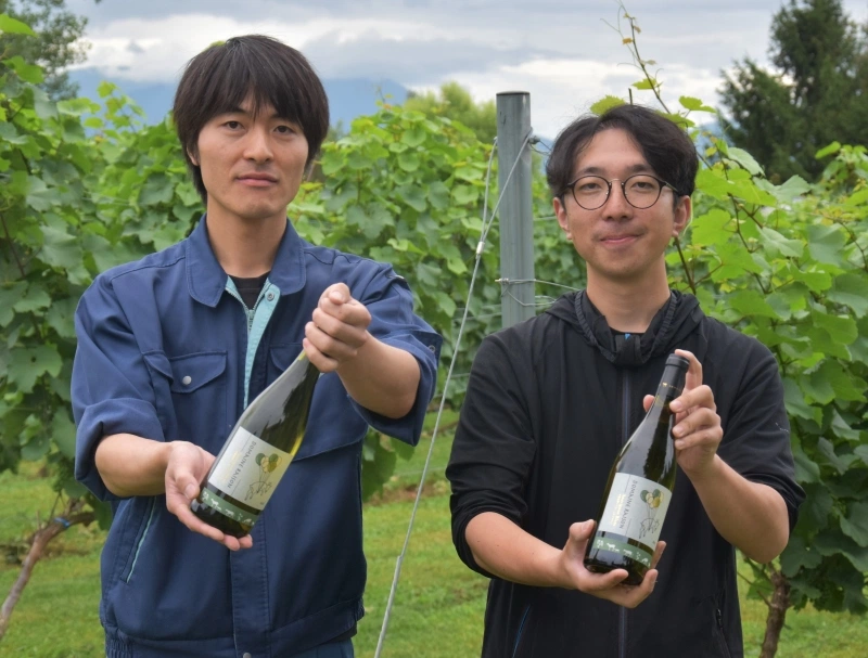 最高賞となったワインを醸造した武井さん（左）と野吾さん