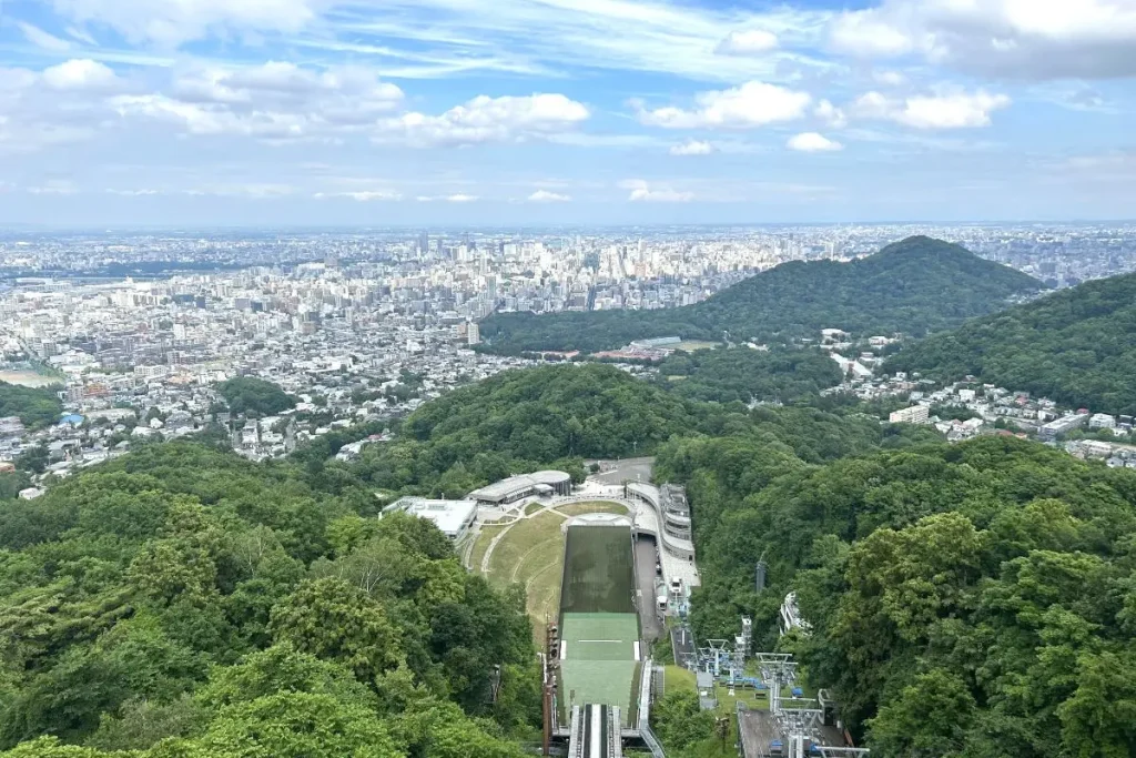 札幌の街並みを眺望できるジャンプのスタート台