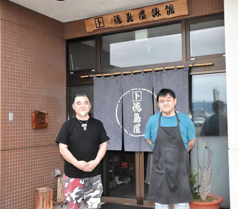 創業100年を迎えた、かくと徳島屋の當宮弘晃さん（左）と弟の正敏さん