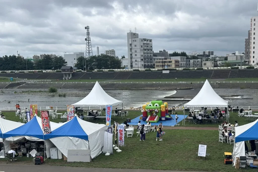 川見が開かれている幌平橋たもとの河川敷