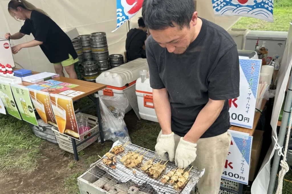 炭火で焼き鳥を焼くあくとのスタッフ