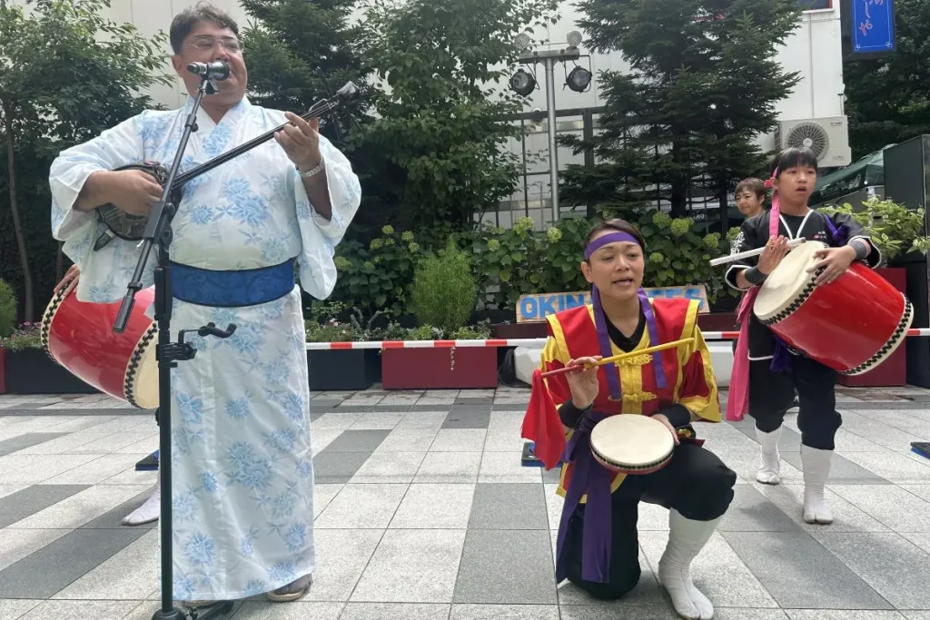 オープニングでは、島唄と琉球國祭り太鼓のエイサーの共演も