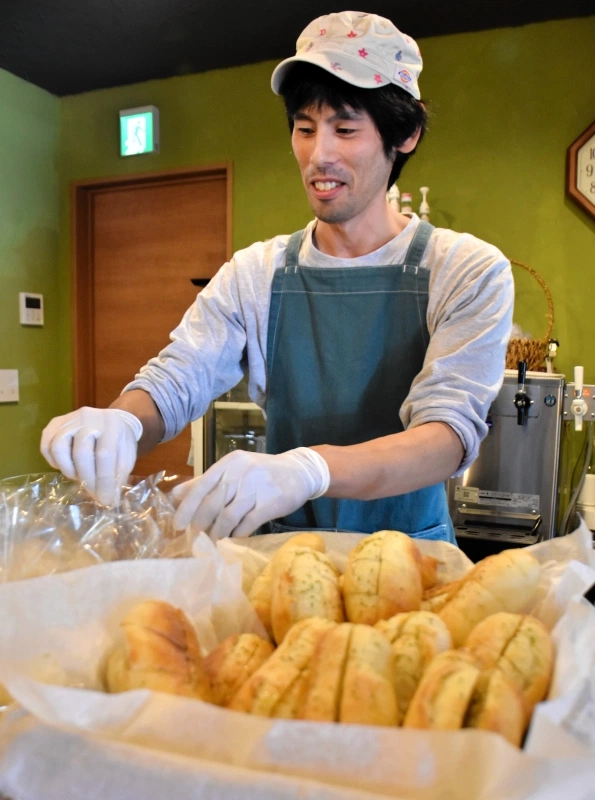 手作りしたパンを袋詰めする倉田さん