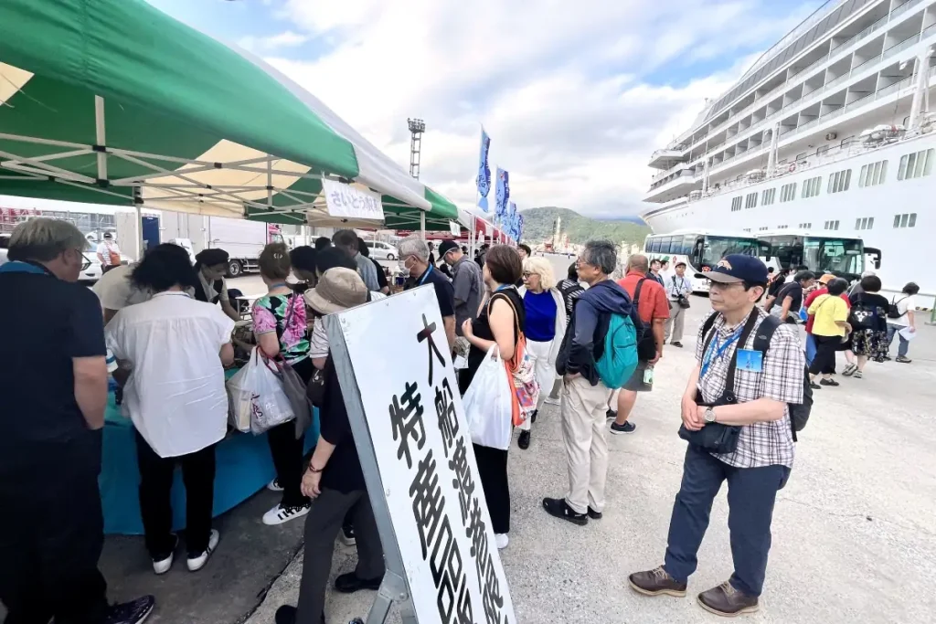 さまざまな土産品も販売された大船渡の岸壁