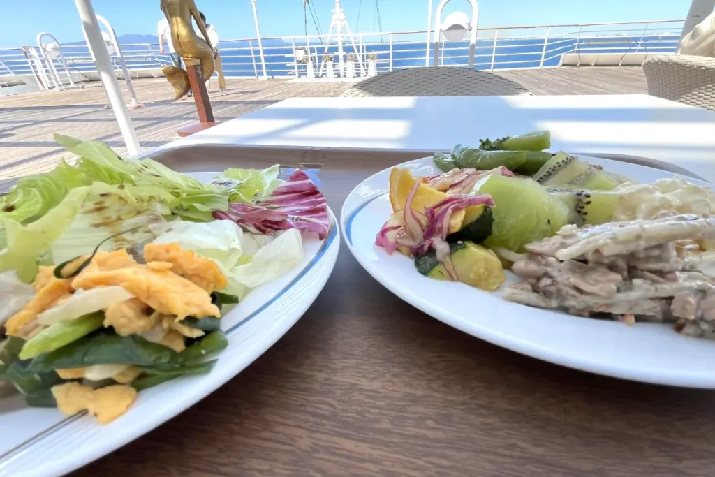 ビュッフェスタイルで楽しんだ出航後のランチ