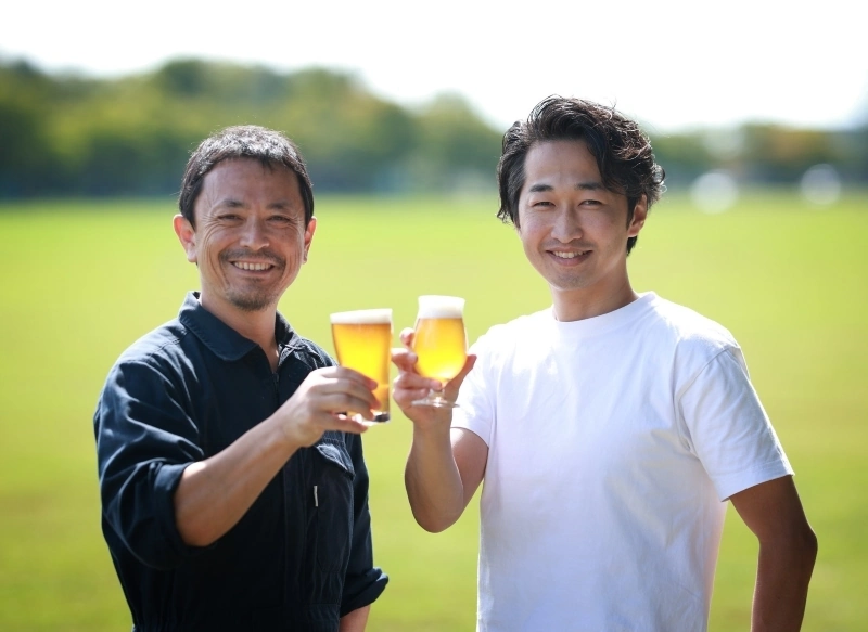 緑ケ丘公園をイメージしたクラフトビールをＰＲする十河文英さん（左）と近藤広大さん