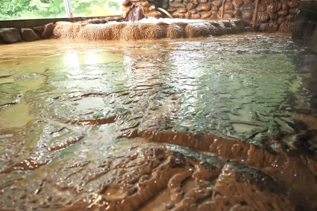 湯船から溢れる湯がアートな浴室の床（女湯）