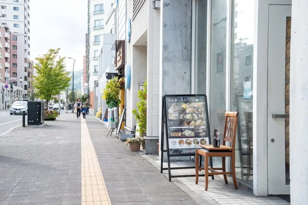 通りの両側におしゃれな店が立ち並ぶ裏参道に面した店舗