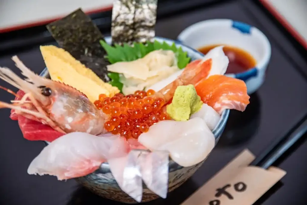 市場内で仕入れた魚介７〜８種のネタがのった「水仲食堂 順路」の「海鮮丼」