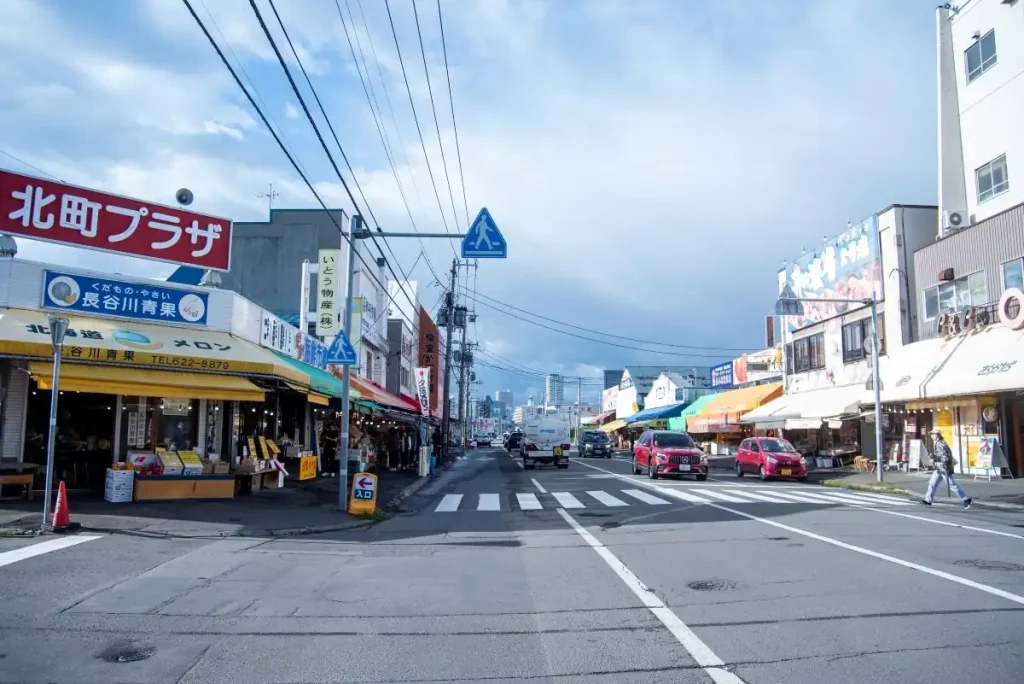 地元の人も観光気分が味わえる場外市場