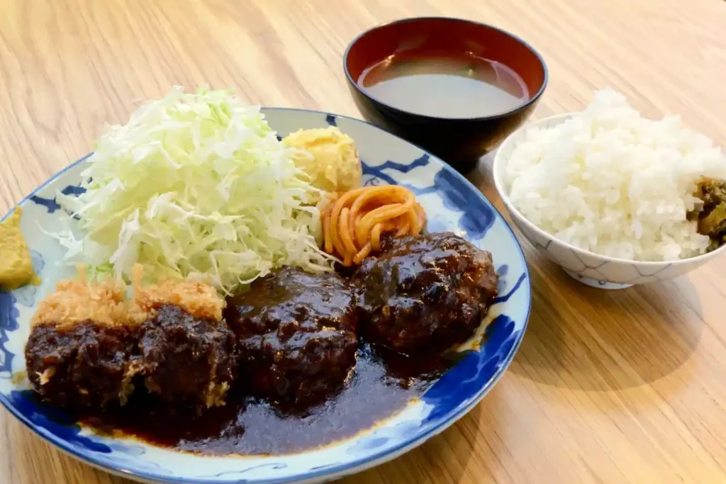 「２個デミカツ&ハンバーグ定食」。すべての定食にごはん、みそ汁、キャベツ、ポテトサラダが付く