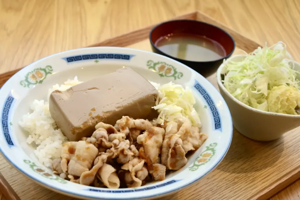 混ぜながら豪快に食べたい「自家製おろし醤油ゆで豚豆腐丼」