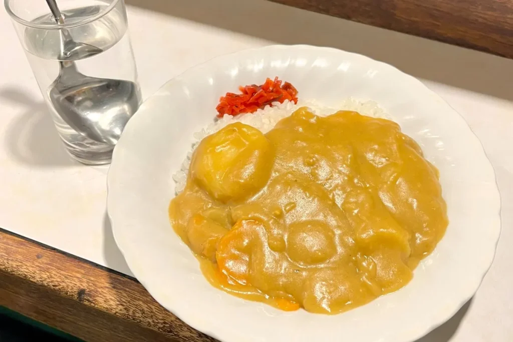 スプーンをコップの水に入れて出すスタイルも昔から変わらないカレーライス