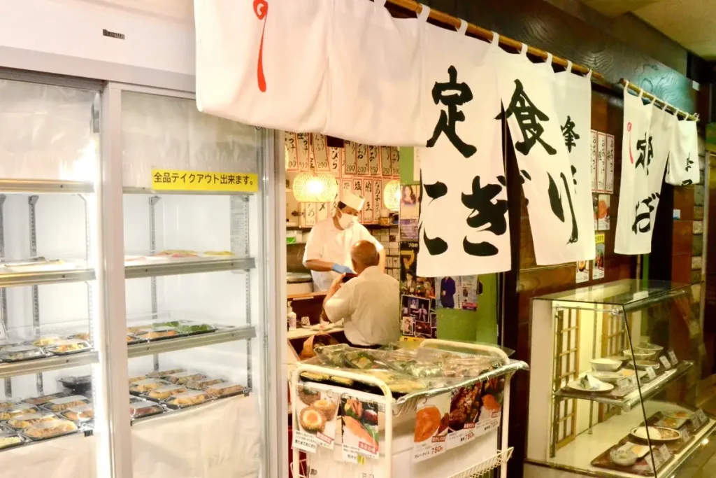 テイクアウトできるおかずが並ぶ「定食･おにぎり 蜂屋」の店先