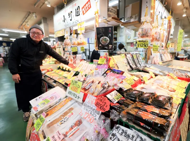 釧路和商市場内にある小町園の店舗で商品の魅力を語る小町誠一社長（いずれも小川正成撮影）