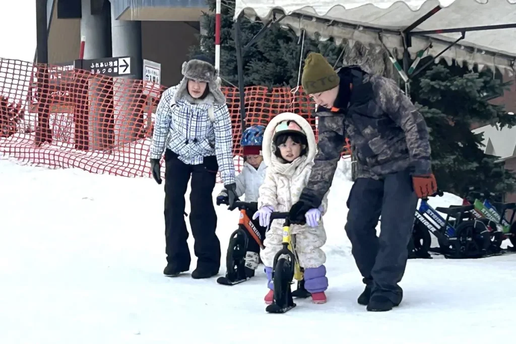 スノーストライダーに挑戦する子どもたち