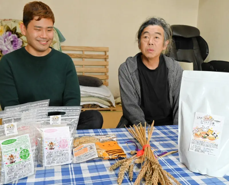 道内でも珍しい「スペルト小麦」と「つるきち」を栽培する岩崎博之さん（右）と裕太さん