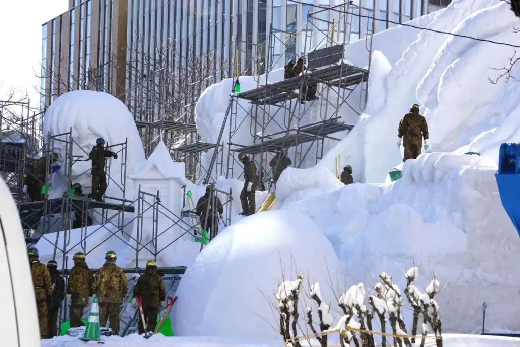 人気アニメ「転生したらスライムだった件」大雪像製作作業