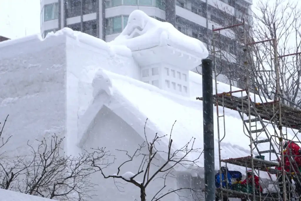 ８丁目で製作が進む「小樽 銀鱗荘」の大雪像