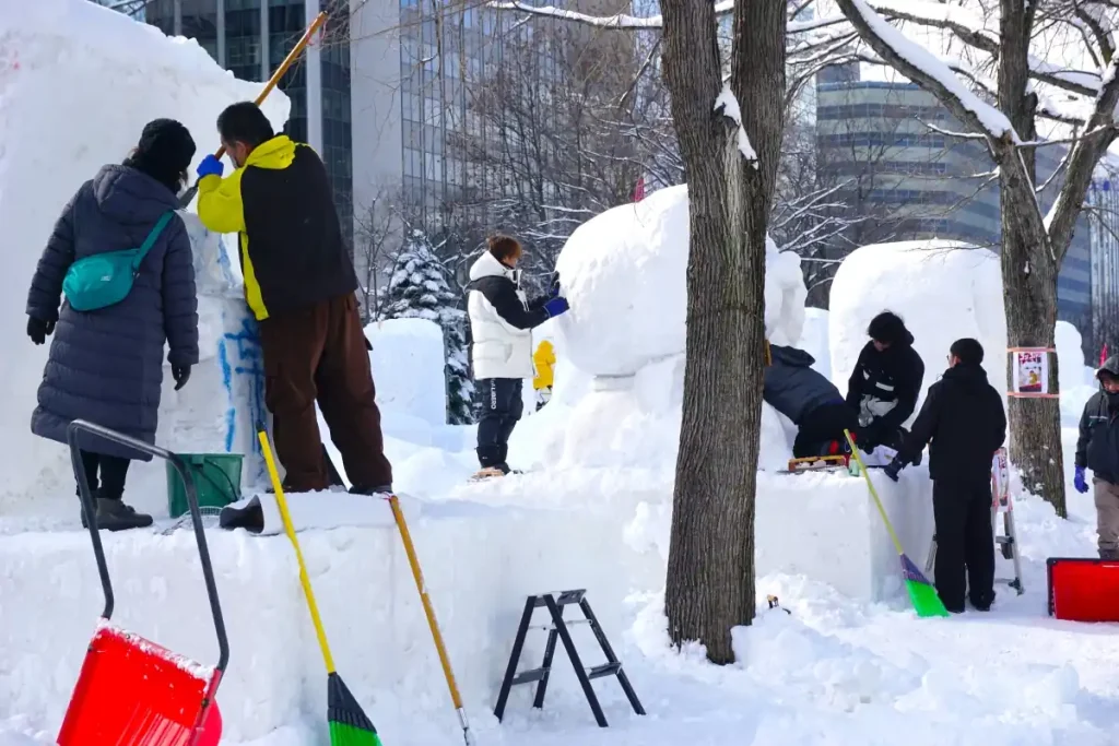 ２丁目の「市民雪像」製作作業