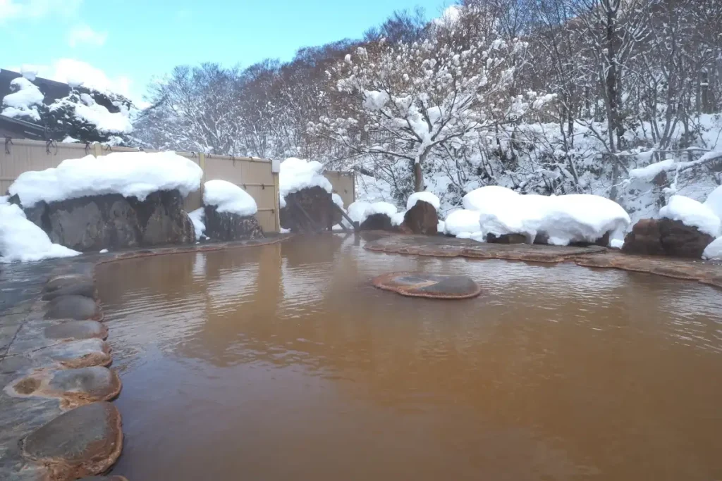 鉛川のせせらぎを聞きながらの入浴が楽しめる露天風呂（男湯）