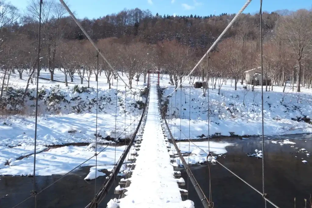 「隠し湯」のうち川の対岸にある３カ所に向かうために渡る吊り橋