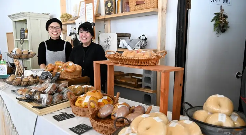 店舗に立つ高山美保さん（左）と清水奈々さん