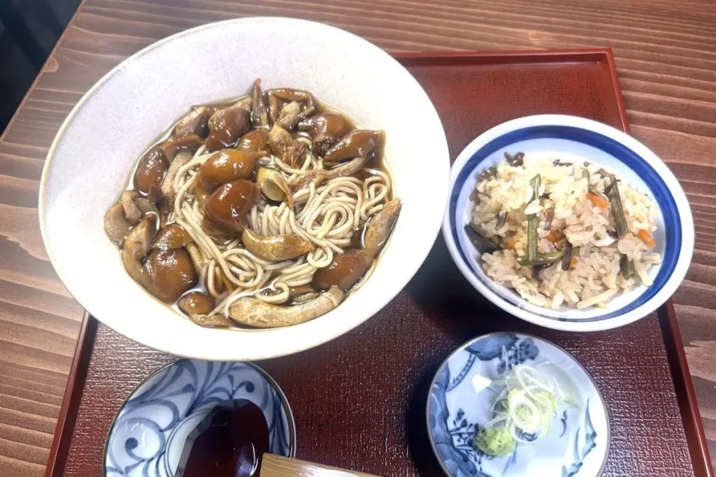 飛騨ジャンボなめこそばと季節の炊き込みご飯のセット