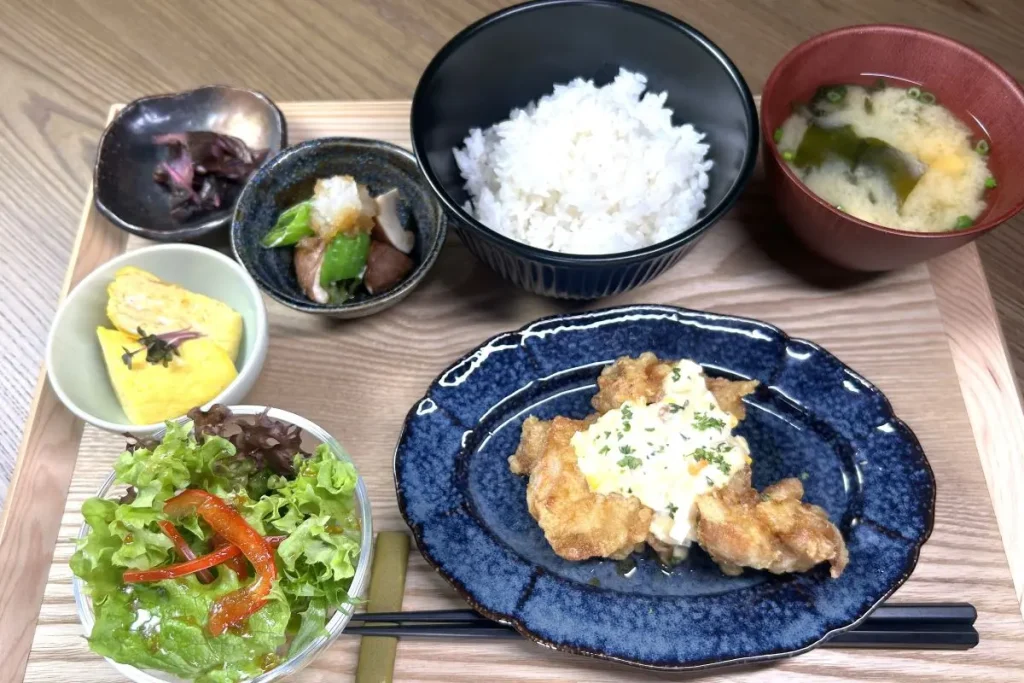 ランチの定食。この日の主菜はチキン南蛮