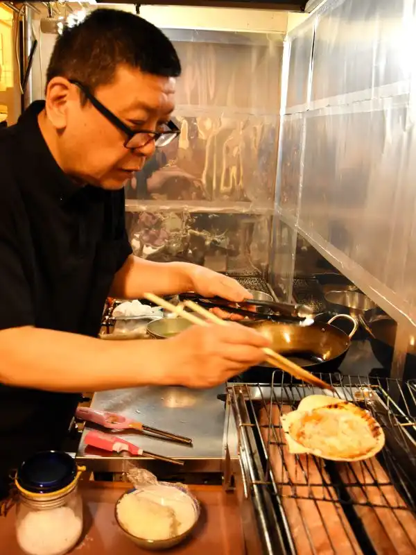 ホタテバターご飯を作る石田太一郎さん