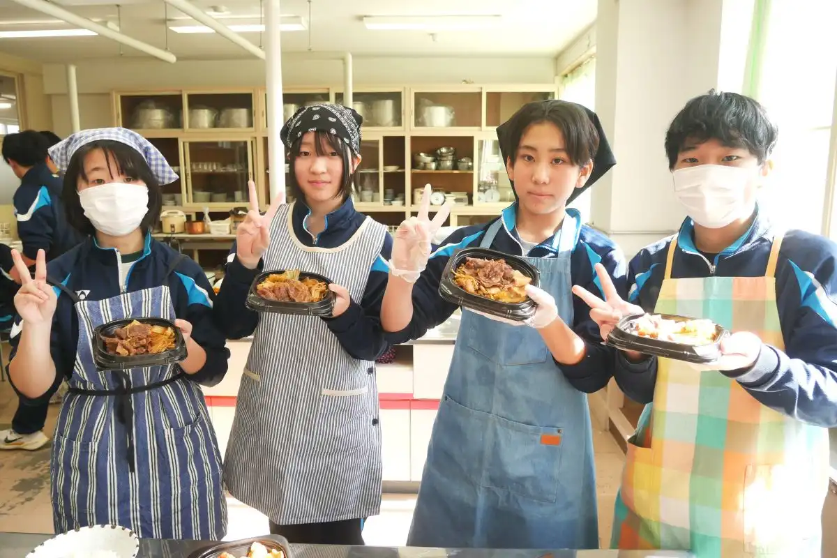 カレー、丼に刻む「本室蘭中」の名＊今春閉校、OBらが商品化＊当時の生徒考案「愛されるメニューに」