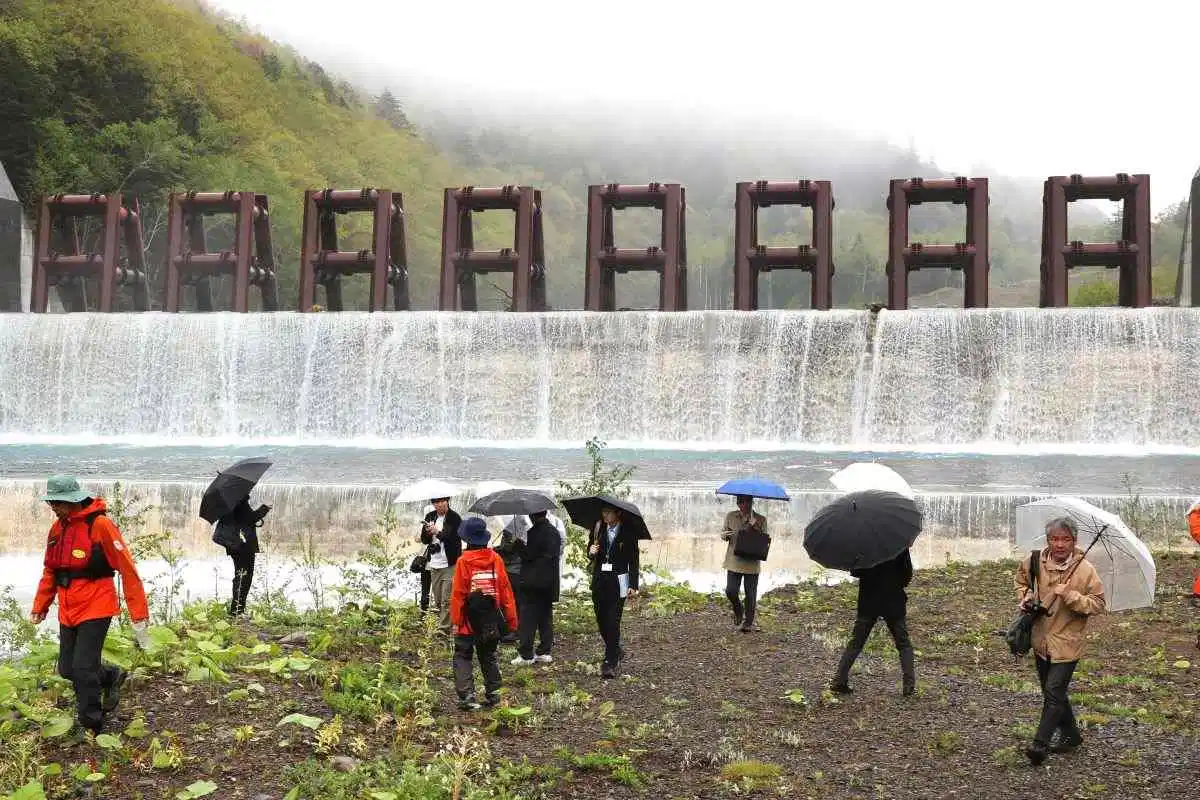 十勝岳の恵み、防災間近に＊全国初インフラ・ジオツアー「北海道の屋根『十勝岳ものがたり』」商品化＊美瑛町の青い池や砂防施設巡る