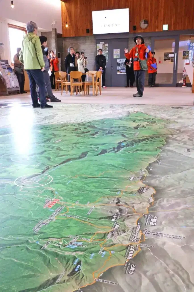 登山基地の役割も持つ十勝岳望岳台にある防災シェルター(打田達也撮影)
