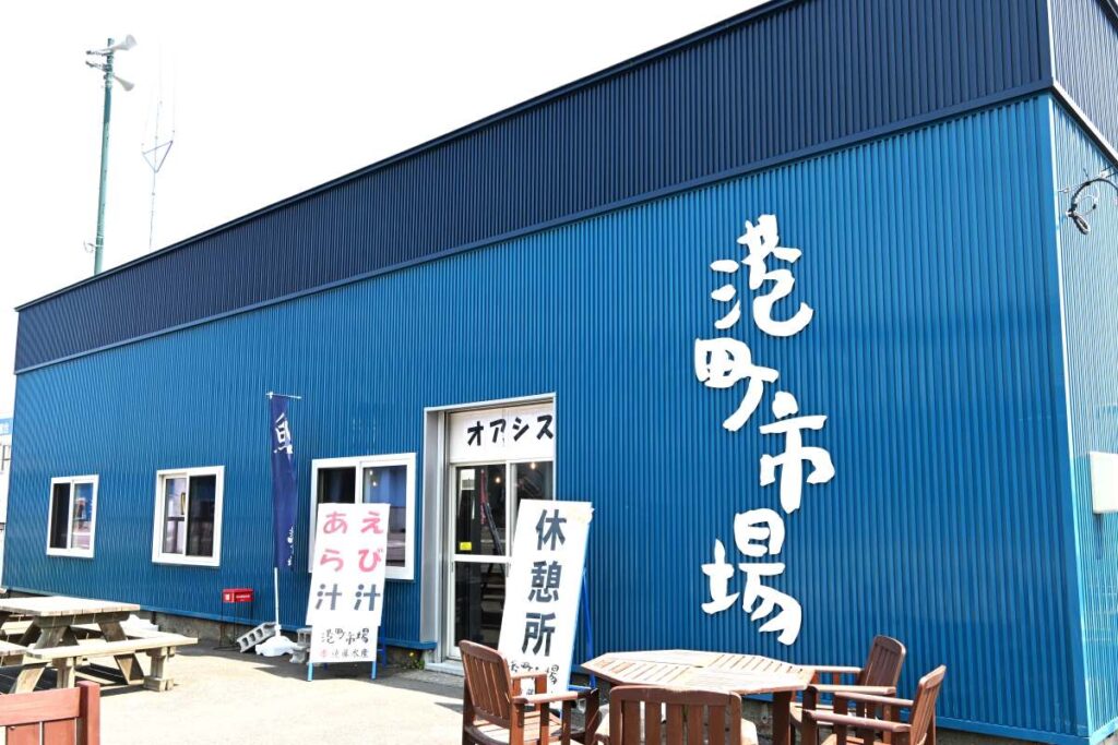 遠藤水産が整備した「港町通り オアシス 無料休憩所」