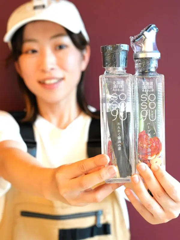 「sosogu」の2種を持って「自分好みのしょうゆやオリーブオイルを入れて楽しんでほしい」と話す折坂さん